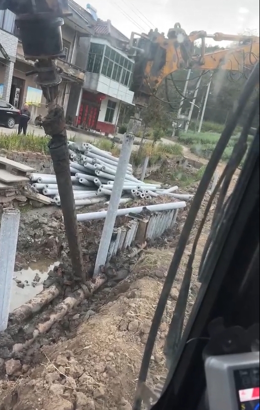 水泥仿木樁廠家泓樺錦嘉-水泥樁打樁是否需要預(yù)鉆孔？