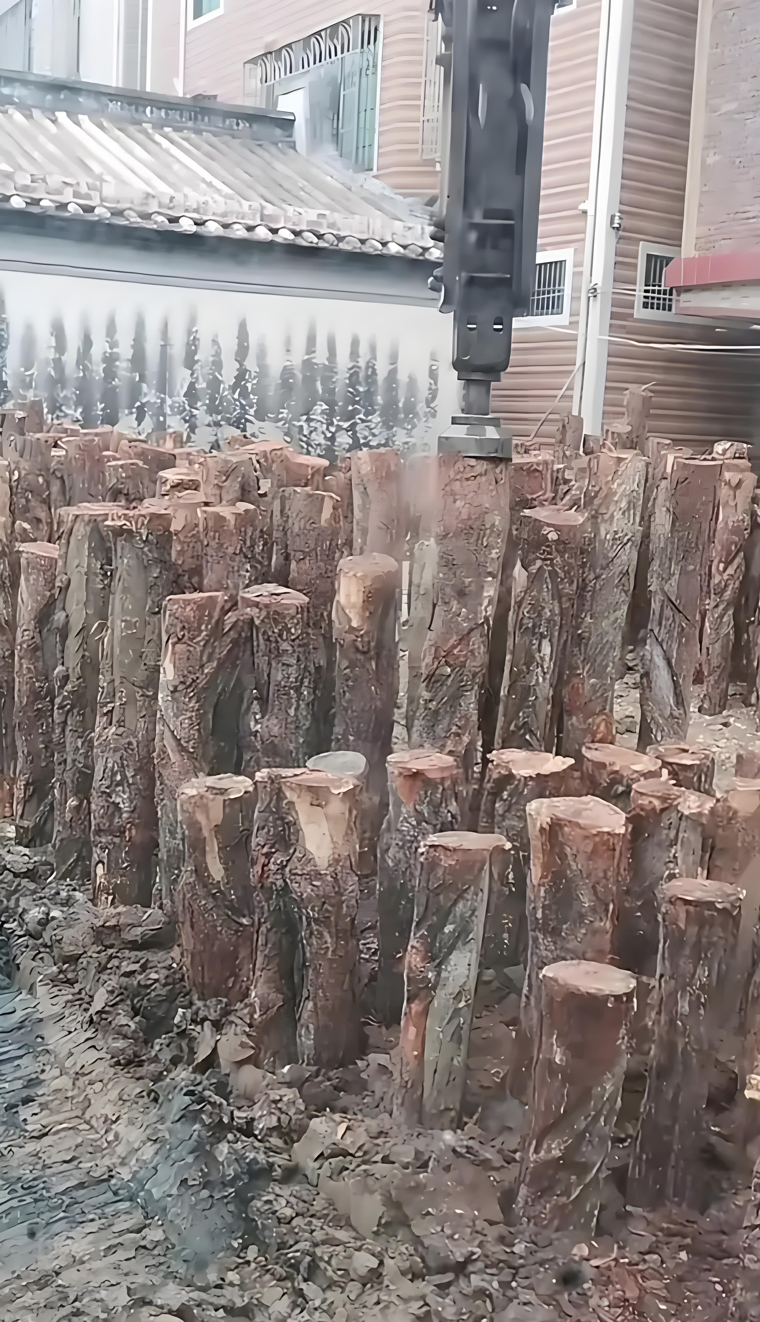 松木樁廠家泓樺錦嘉 - 河道駁岸樁和混凝土駁岸哪個(gè)更劃算？