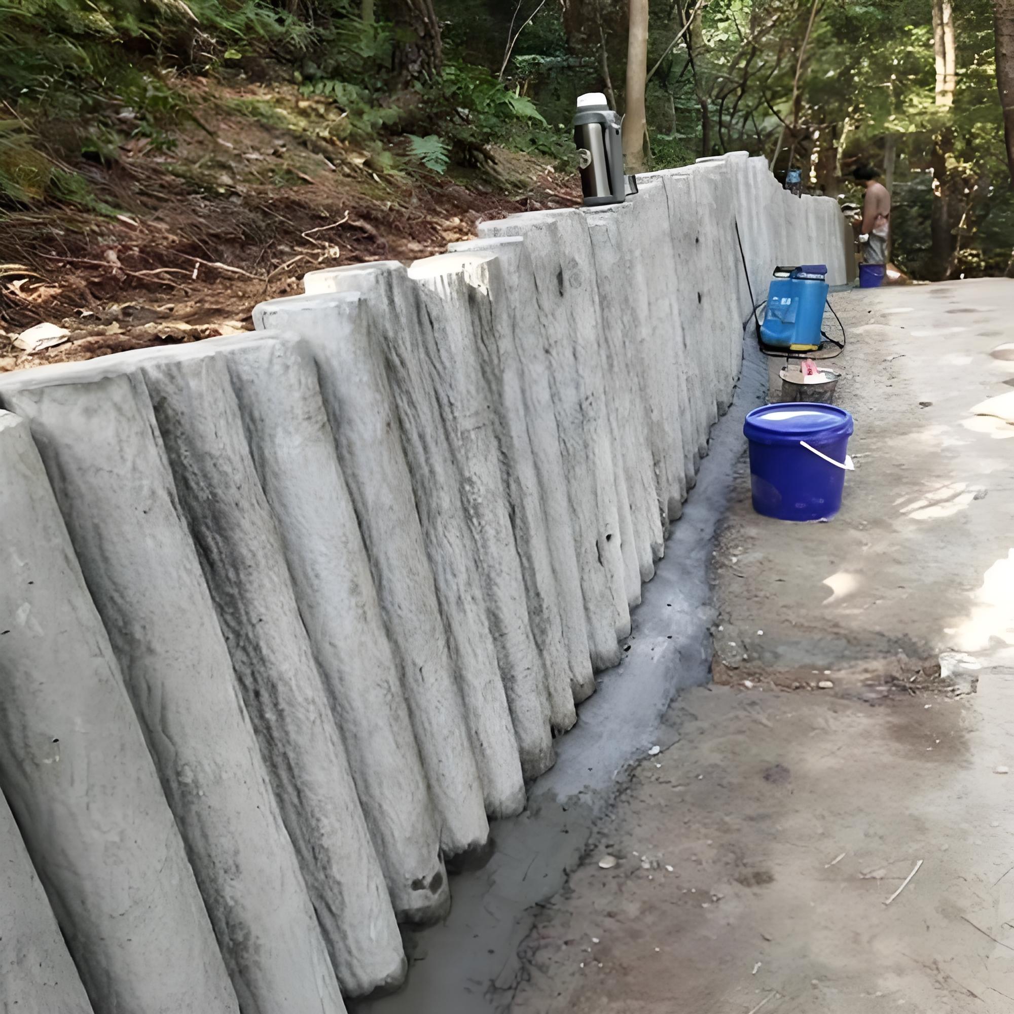 水泥仿木樁施工隊(duì)泓樺錦嘉-水泥仿木樁的防腐性能比真木樁好嗎？